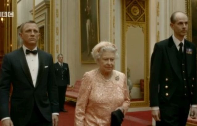 Dezvăluiri din culise! Actorul Daniel Craig "luat peste picior" de Regină: „Oh, nu, el este cel care nu..." VIDEO