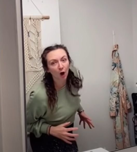 Misterul din New York! Ce a găsit o tânără în spatele oglinzii din baia apartamentului