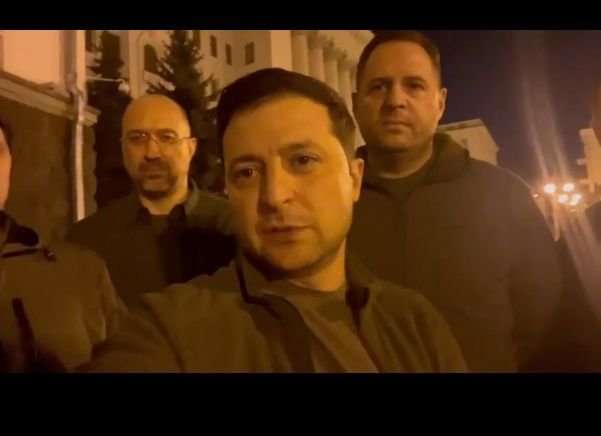 Președintele Ucrainei, Volodimir Zelensky, a ieșit din buncăr. Mesaj emoționant din centrul Kievului asediat - VIDEO