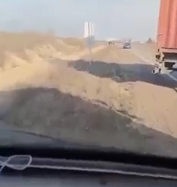 Scene şocante în sudul Ucrainei. O maşină în care se afla o familie ucraineană a fost atacată de soldaţii ruşi