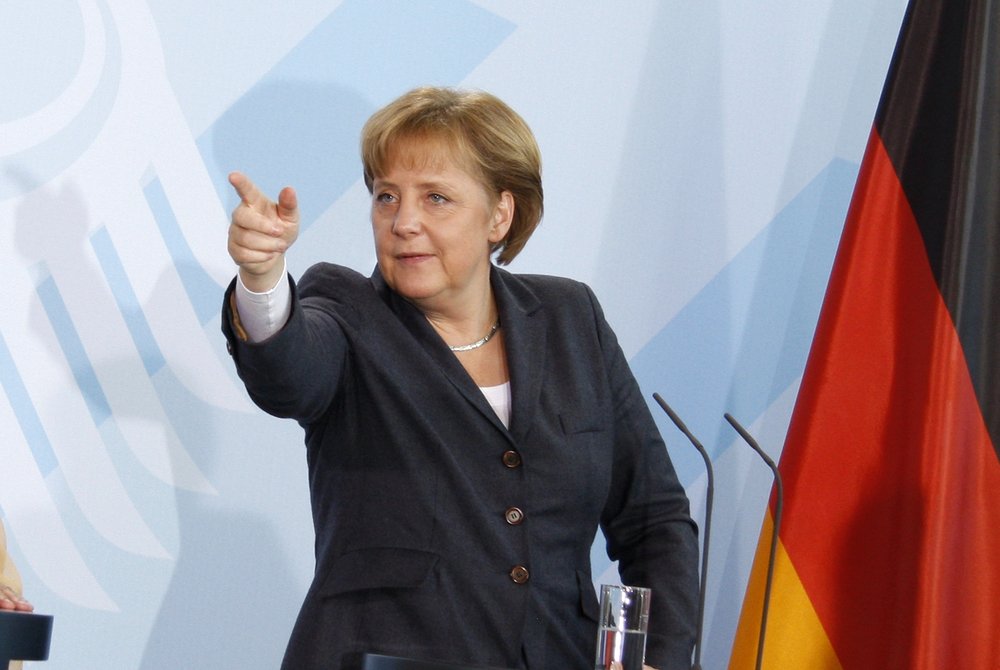 Angela Merkel prăduită de hoți într-un supermarket. Garda de corp nu a putut preveni furtul - VIDEO