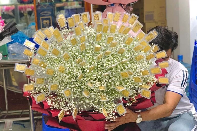 Cadou extravagant! A dăruit unei femei un buchet de flori cu foițe de aur de peste 300.000 de dolari - FOTO