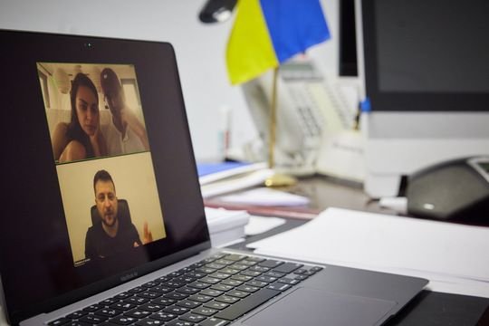 Ashton Kutcher şi Mila Kunis au strâns 35 de milioane $ pentru Ucraina. Zelenski a vorbit cu ei: "Inspiră lumea” - FOTO
