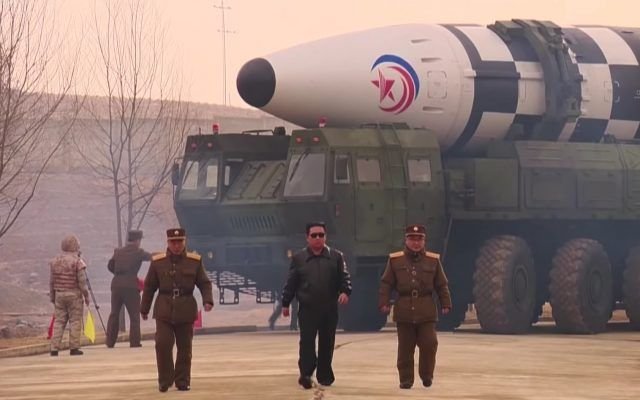 Kim Jong Un, "mai tare" ca Tom Cruise în Top Gun. Clip amuzant la ultima lansare de rachetă balistică