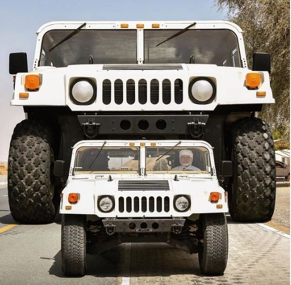 Un șeic și-a construit cel mai mare Hummer din lume. "Bijuteria" are două etaje cu dormitor, bucătărie și baie - VIDEO