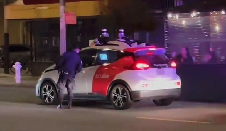 Momentul în care o mașină autonomă fără șofer la bord "fuge" după ce e oprită de poliție - VIDEO