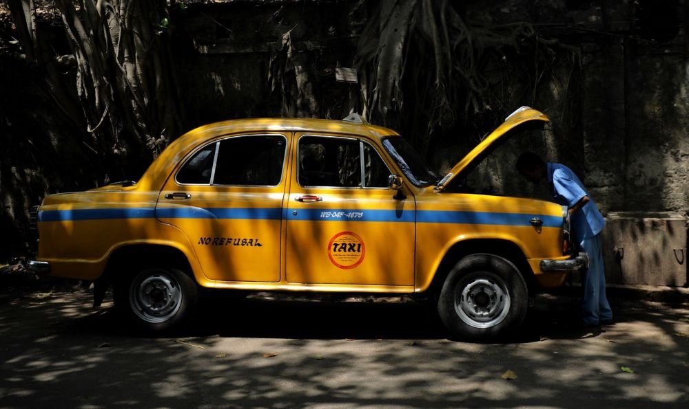 Postare virală cu mașina unui taximetrist! Are 10 ecrane pe bord: „Greu cu tehnologia”