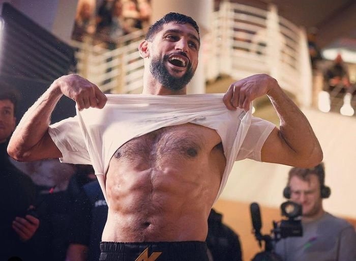 Boxerul Amir Khan, amenințat cu arma și jefuit în timp ce se plimba cu soția pe stradă