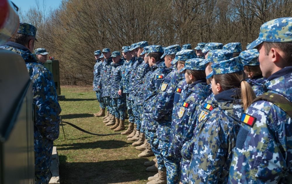 Ministerul Apărării vrea să recruteze 10.000 de români. Ce salarii și beneficii se oferă?
