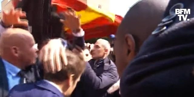 Emmanuel Macron, bombardat cu roșii în prima sa apariţie publică după ce a fost reales. Ce au făcut gărzile de corp - VIDEO