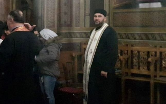 Preot reclamat de vecini că îi bombardează cu petarde şi afumă cu tămâie. Părintele a fost surprins pe camere