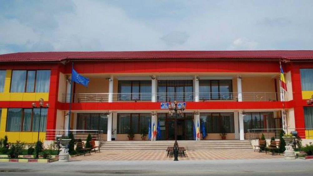 O primărie din Vâlcea are datorii la lăutari. Două microbuze școlare, scoase la licitație. Elevii au rămas fără transport