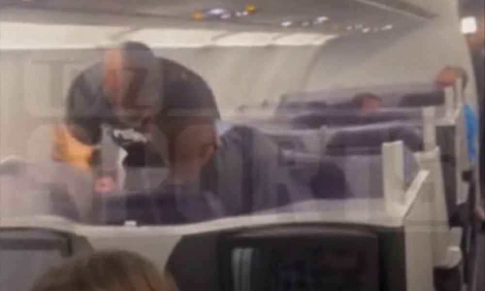 Ce decizie s-a luat după ce Mike Tyson a snopit în bătaie un pasager - VIDEO