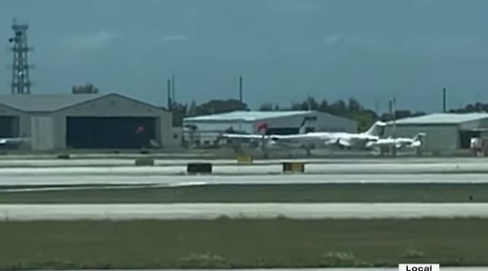 Un pasager fără experiență de zbor a reușit să aterizeze un avion, după o problemă medicală a pilotului - VIDEO