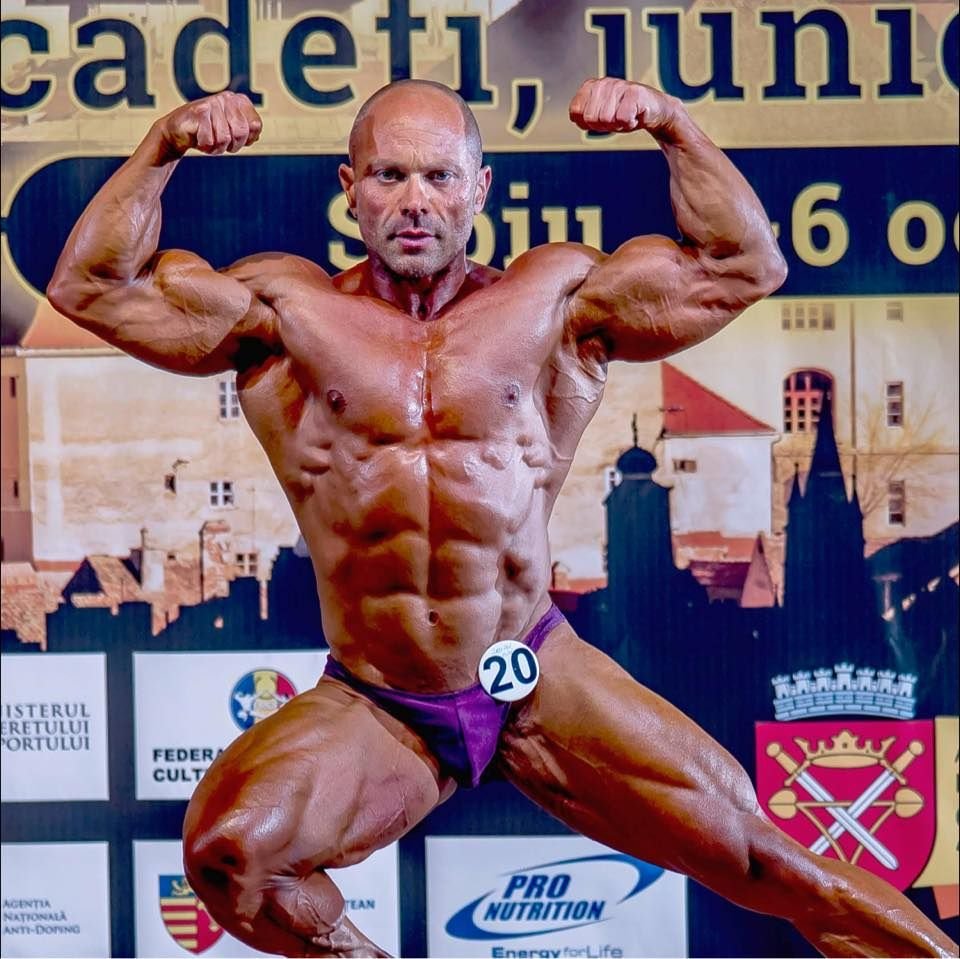 "Tonifiere, apoi cardio. Este greșit invers!". Un culturist român ne învață cum să scăpăm de burtă