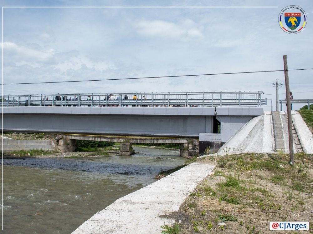 Inaugurare grandioasă a unui pod din Argeș. Preoții au uns cu mir balustradele - FOTO
