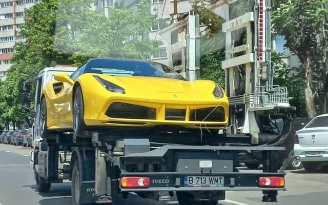 „Ghinion”! Un Ferrari parcat pe trecerea de pietoni, ridicat din centrul Bucureștiului