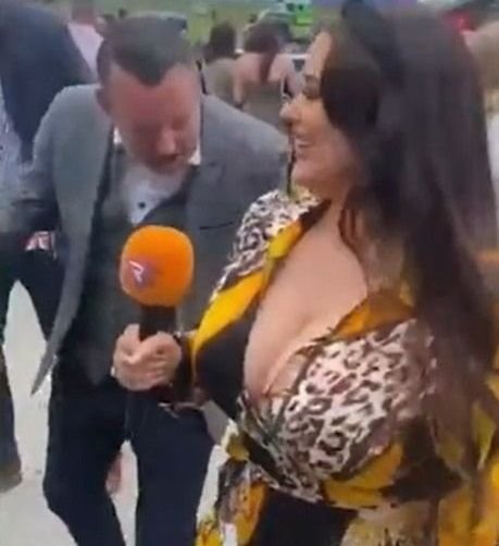 O jurnalistă a fost lovită cu palma peste fund în timpul ce era live la tv! Cum a reacționat