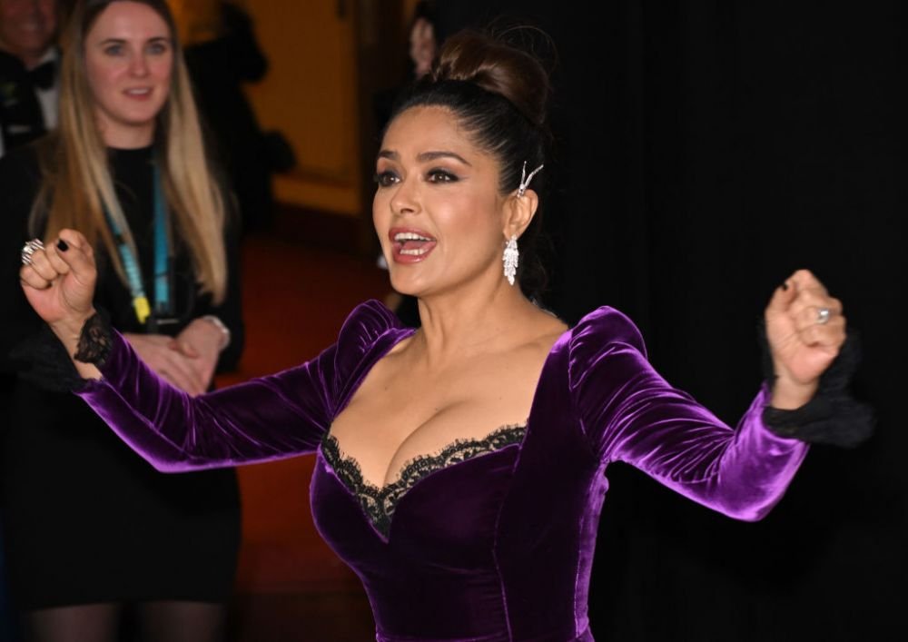 Salma Hayek, filmată în timp ce dansează pe masă, într-un yacht! Cum și-a etalat bustul generos