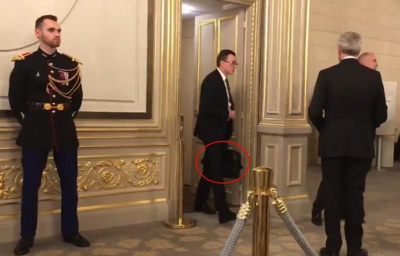 Vladimir Putin are gărzi de corp care îi colectează excrementele. Uite cu câți bodyguarzi merge la baie-VIDEO