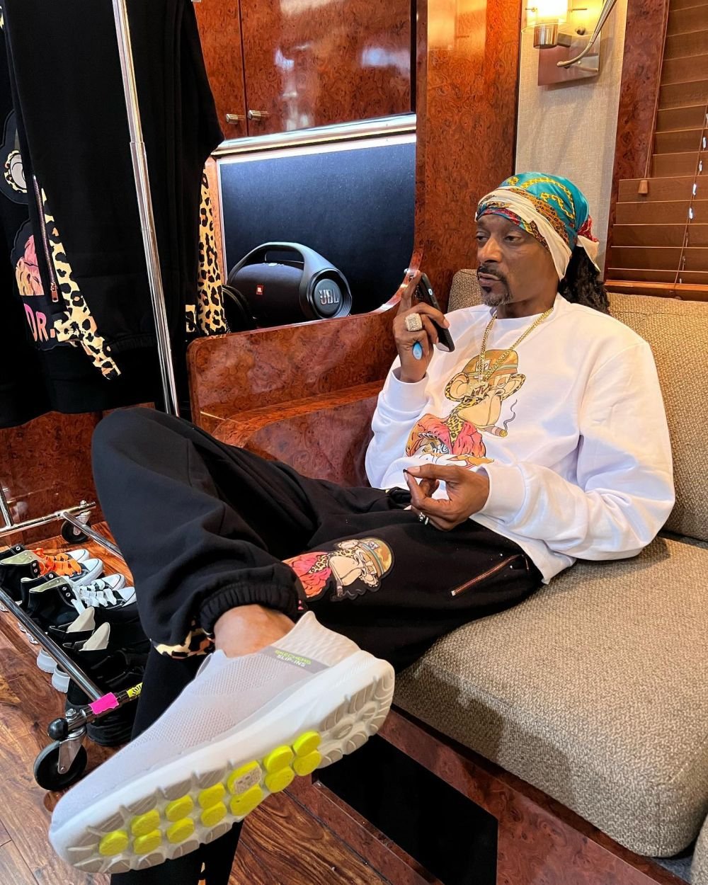 Snoop Dogg i-a mărit salariul angajatului său care îi rulează țigările cu marijuana. Care e motivul?