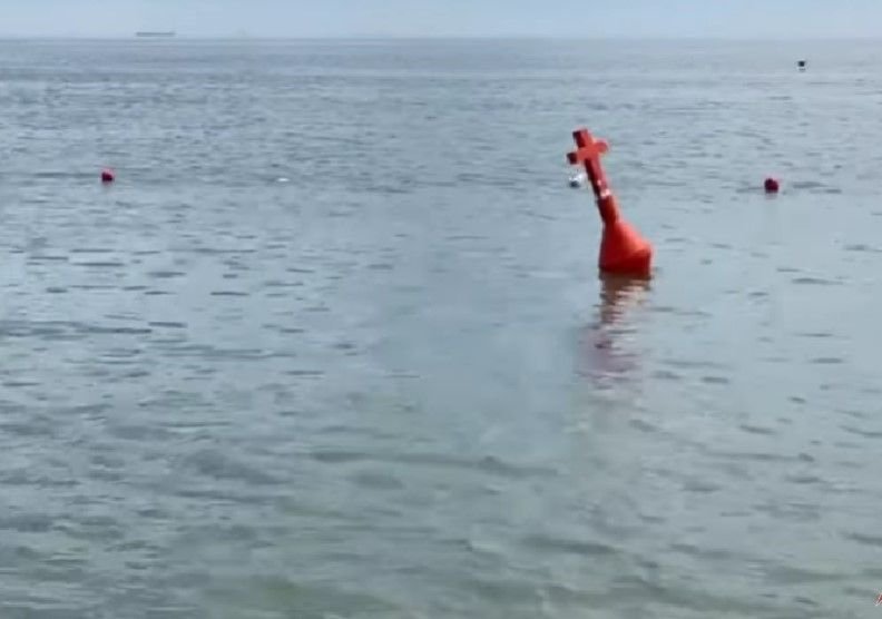 Geamanduri în formă de cruce, pe litoralul românesc! Val de ironii pe internet: "Așteptăm și coșciuge plutitoare!" FOTO&VIDEO