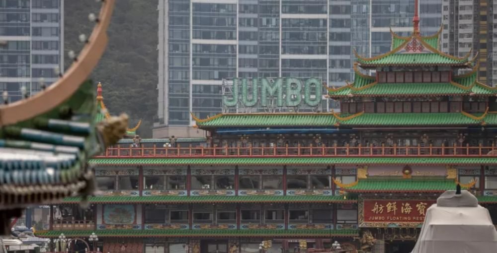 Jumbo, celebrul restaurant plutitor s-a scufundat. Vasul a fost vizitat inclusiv de regina Elisabeta a II-a VIDEO
