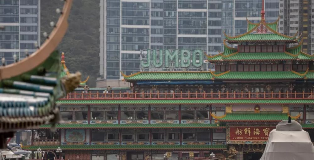 Jumbo, celebrul restaurant plutitor s-a scufundat. Vasul a fost vizitat inclusiv de regina Elisabeta a II-a VIDEO