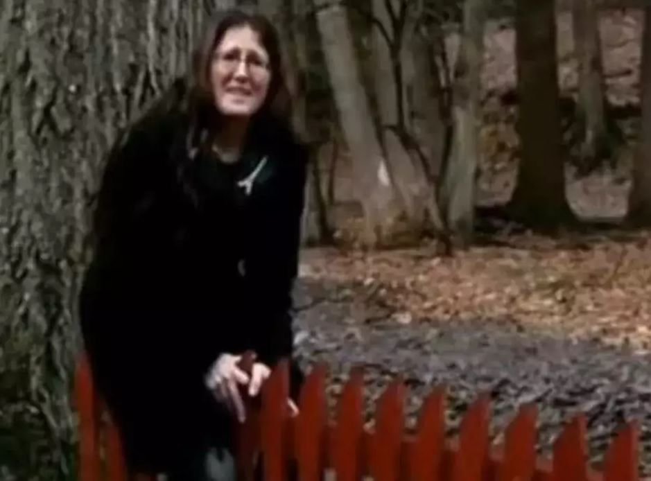 O femeie s-a îndrăgostit de un gard! În trecut, ea s-a căsătorit cu Turnul Eiffel