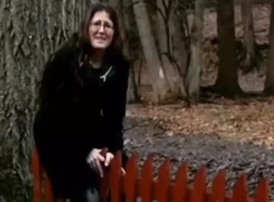 O femeie s-a îndrăgostit de un gard! În trecut, ea s-a căsătorit cu Turnul Eiffel