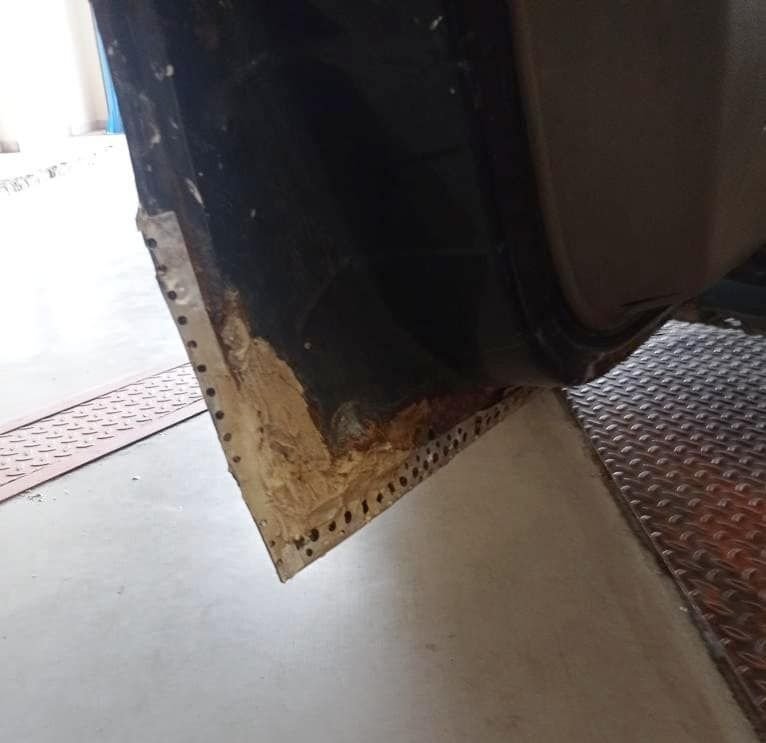O mașină a fost reparată cu colțare pentru gips carton: "Acolo urma gresie și faianță" FOTO VIRAL