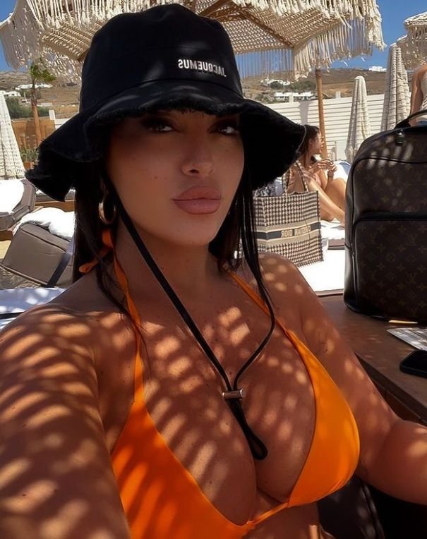 Ea e italianca supranumită „Kim Kardashian din Vezuviu”! I-a cucerit cu formele sale pe jucătorii de la Napoli