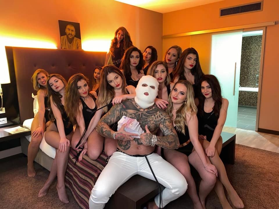 Manelistul Dani Mocanu, călcat din nou de mascați! Ar fi amenințat cu cuțitul un tânăr într-un club