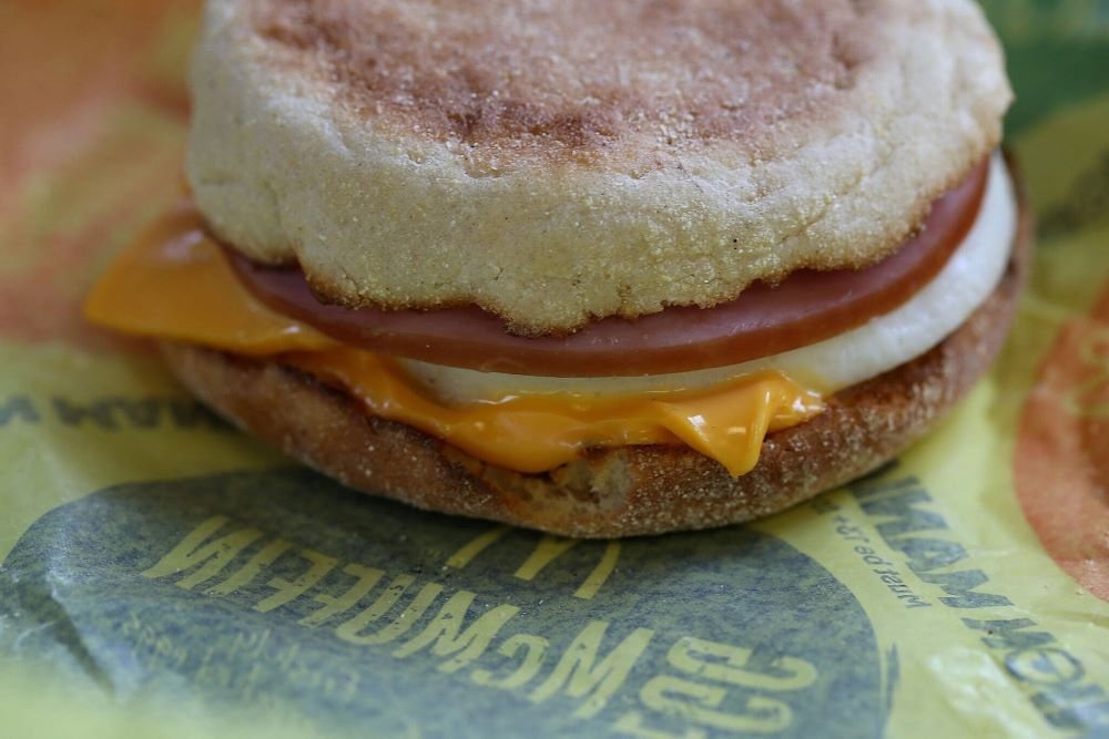 Un pasager a fost amendat cu 2.000 $ pentru că transporta două sandvişuri de la McDonald's