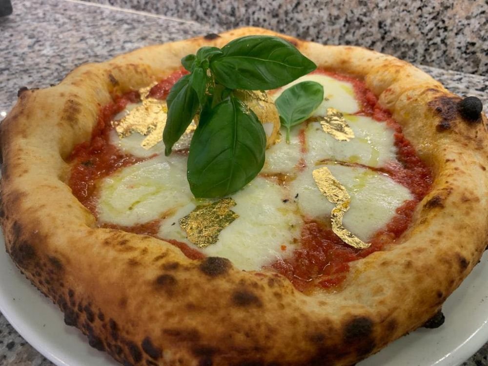 Un român a făcut în Italia prima pizza cu foiță de aur. Cât costă? „Clientul trăiește un moment de glorie” FOTO&VIDEO