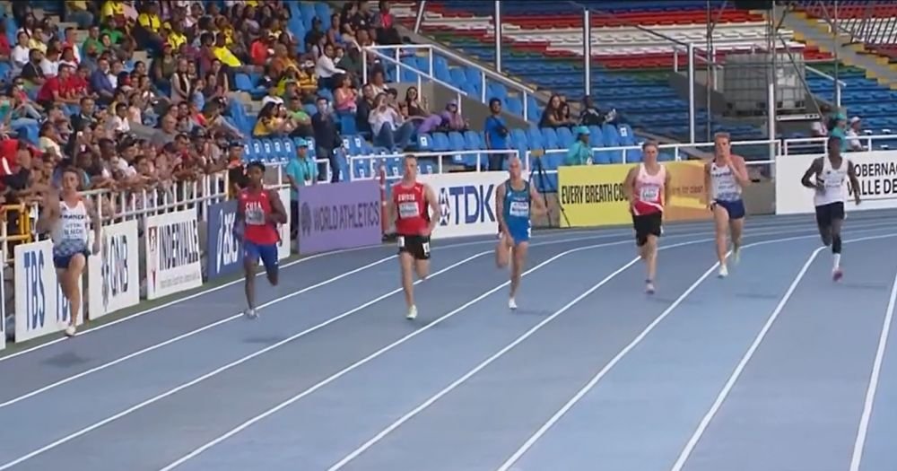 Un atlet a terminat pe ultimul loc cursa de 400m, din cauza pantalonilor pe care i-a purtat