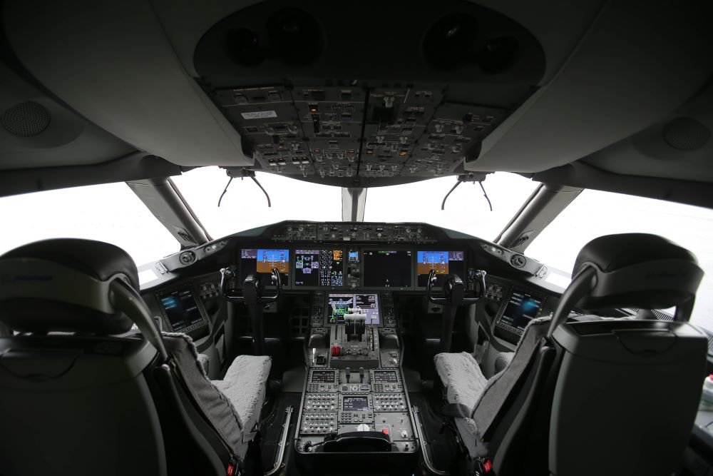 Doi piloţi au adormit la 11.000 de metri altitudine, ratând pista aeroportului. Cum s-a sfârșit cursa