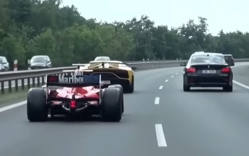 Mașină de GP2, filmată pe o autostradă din Cehia! Clipul video e viral pe internet