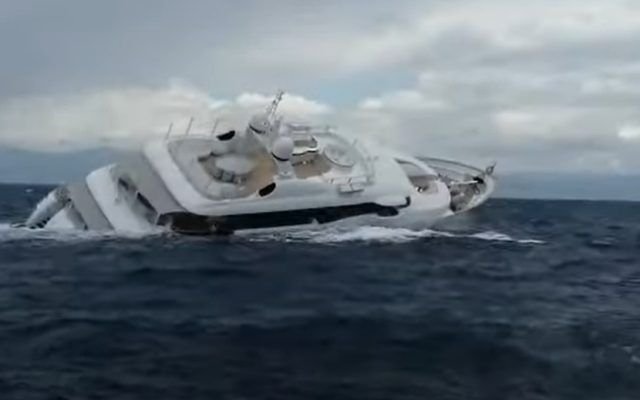 Momentul în care un super-iaht se scufundă în Italia. 5 membri ai echipajului, salvați de o navă de patrulare din România VIDEO