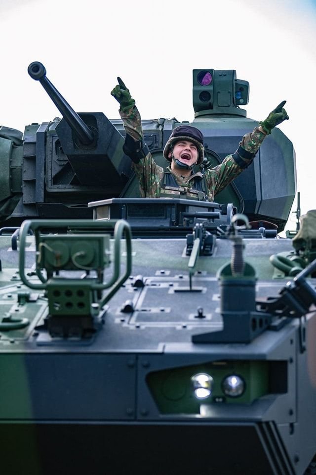 Selly s-a înrolat în Armata Română. Face instrucţie alături de Scorpionii Roşii. Cu ce scop? - FOTO