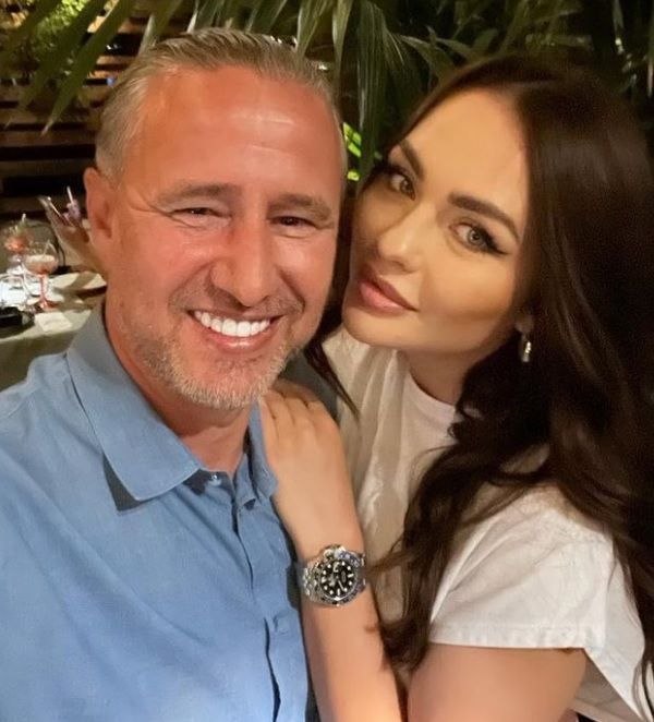 Laurențiu Reghecampf, selfie la piscină alături de Corina Caciuc! Cum arată în costum de baie iubita antrenorului