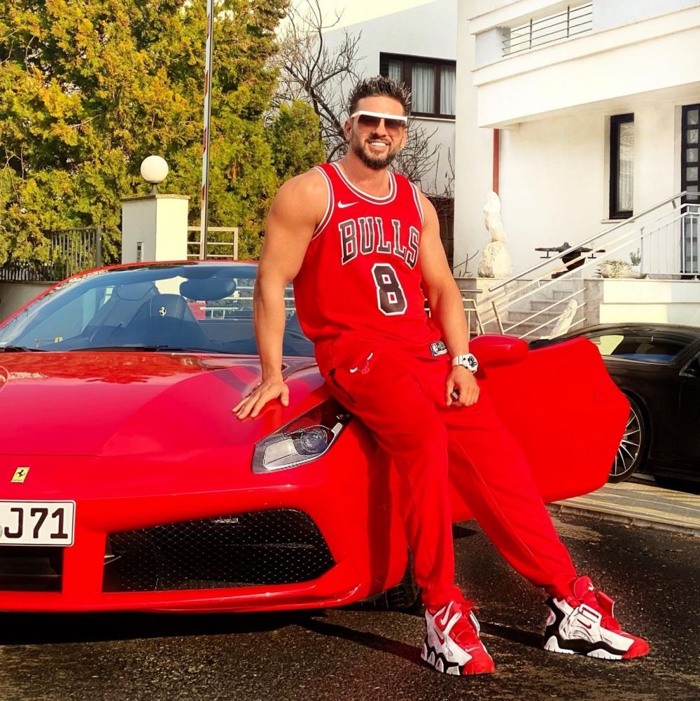 Dorian Popa, desfiinţat de fani: „Noi suntem săraci și tu ne arăți mașină de 300.000 de euro?” Reacţie dură a artistului VIDEO