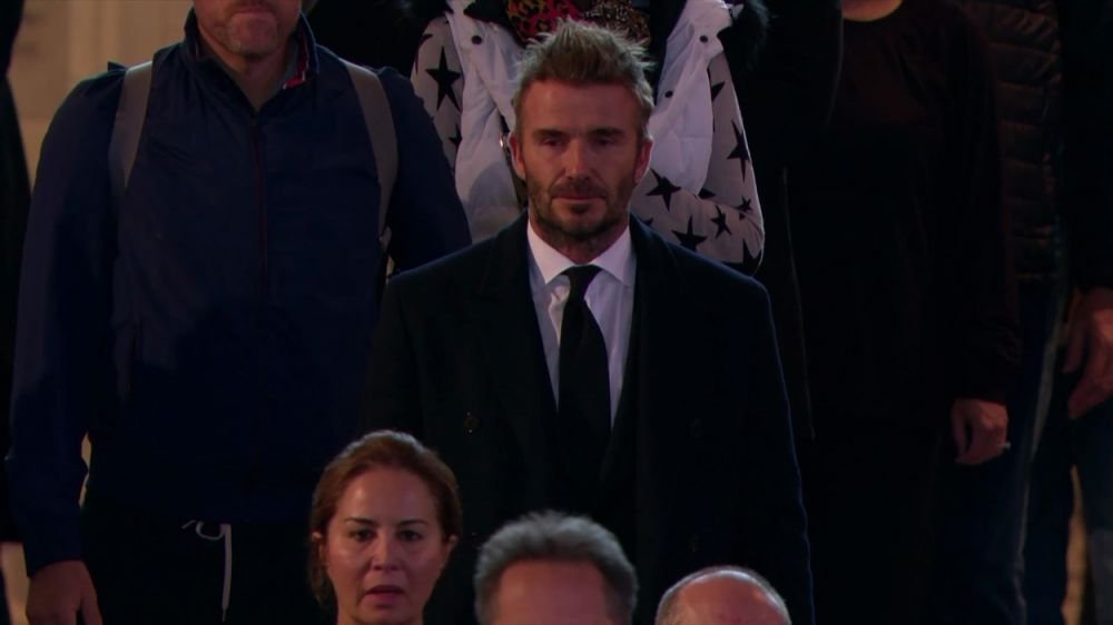 David Beckham a stat 12 ore la coadă pentru a-i aduce un ultim omagiu Reginei Elisabeta a II-a