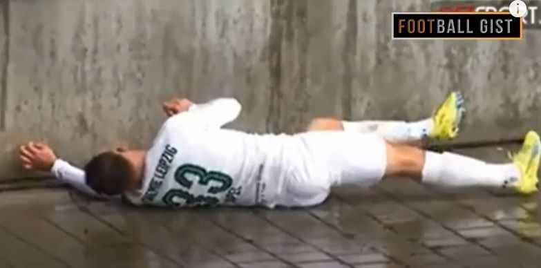 Incident îngrozitor! Momentul în care un fotbalist se izbește de un zid de beton și cade inconștient VIDEO