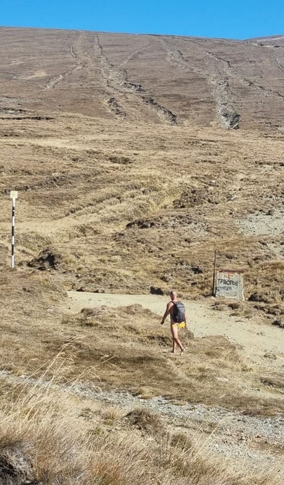 FOTO VIRAL! Turist gol-goluț pe Vârful Omu: „Muntele, mereu surprinzător”/”A plătit toate facturile, atât i-a mai rămas”