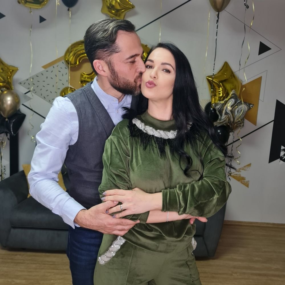 Dinu Maxer, obligat de soție să-și facă prima operație estetică: „Încerc să îl fac să semene cu Brad Pitt”