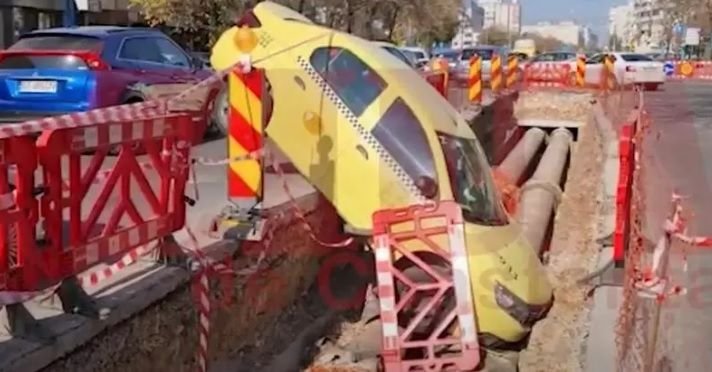 Incident hilar! Un taxi lăsat de șofer pe avarii a traversat singur bulevardul și a căzut într-un șanț- VIDEO