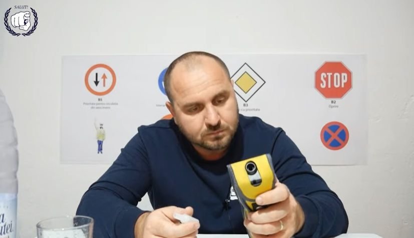 Polițistul blogger Tavi Perțea, experiment cu alcooltestul: Riști să rămâi fără permis dacă bei MUST?! VIDEO