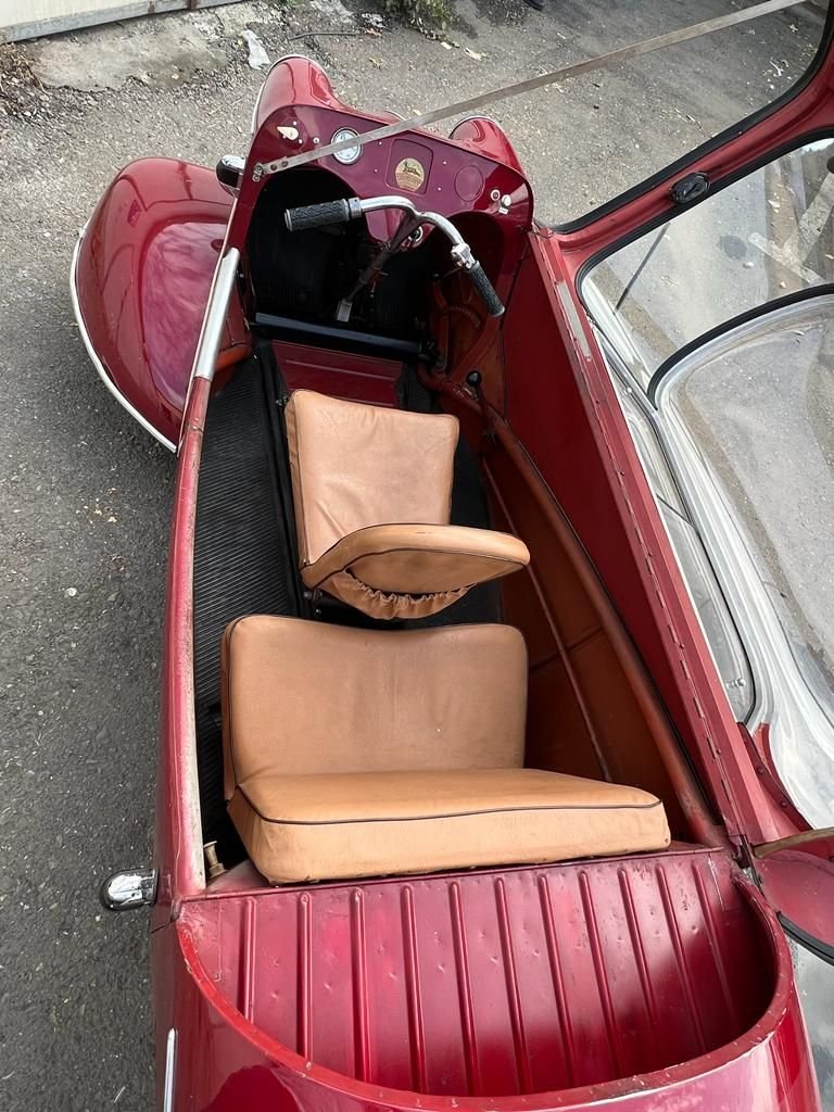 Surpriză la sediul RAR: un scuter cu cabină din anii '50. Pasionații de mașini: "O bijuterie pe 3 roți!" FOTO