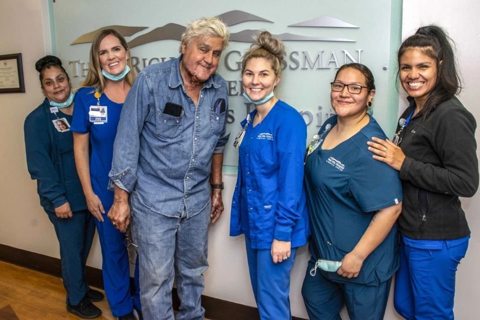 Prima imagine cu Jay Leno după ce a suferit arsuri grave pe față și corp, într-un incendiu izbucnit în garajul său